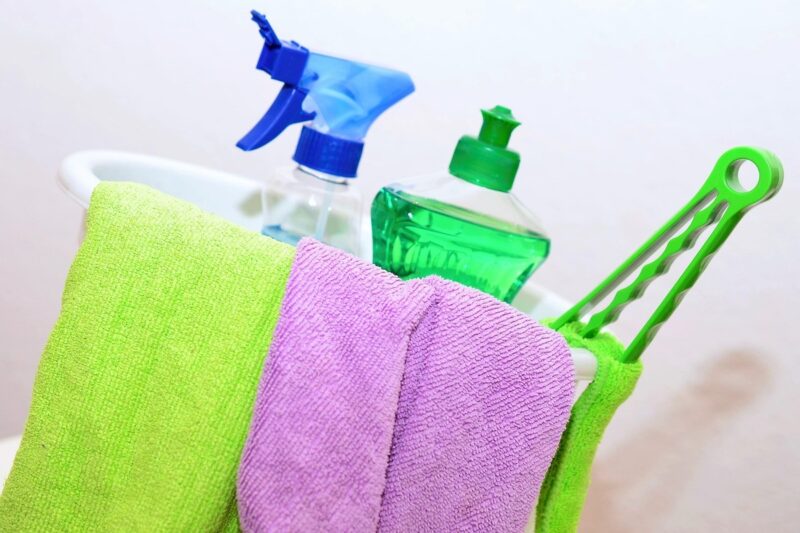 スプレー洗剤と掃除用クロスをまとめた掃除道具