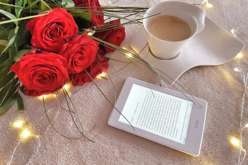 テーブルに置いた電子書籍リーダーとコーヒーカップ