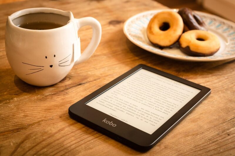 テーブルに置いた電子書籍リーダーとマグカップ