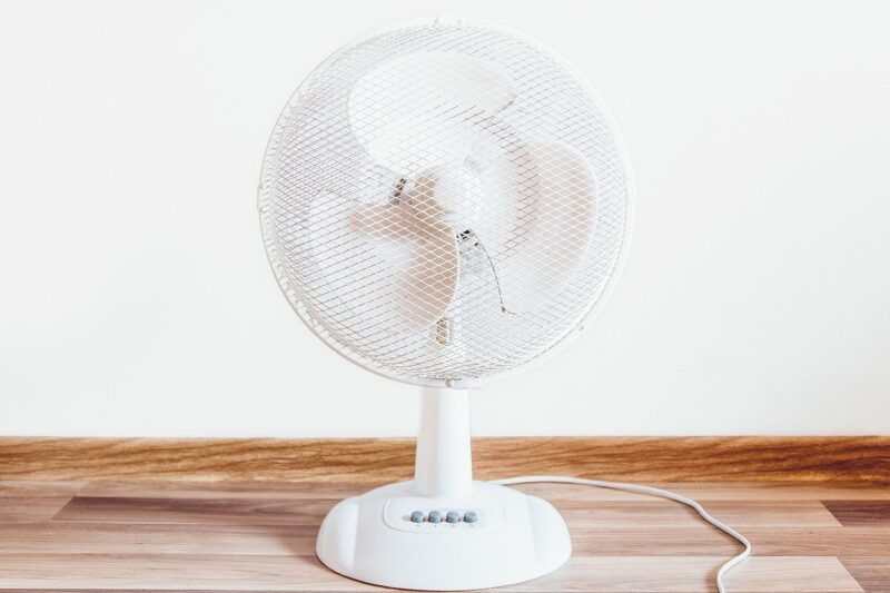 天井にたまった暖気を足元に降ろす送風用の扇風機