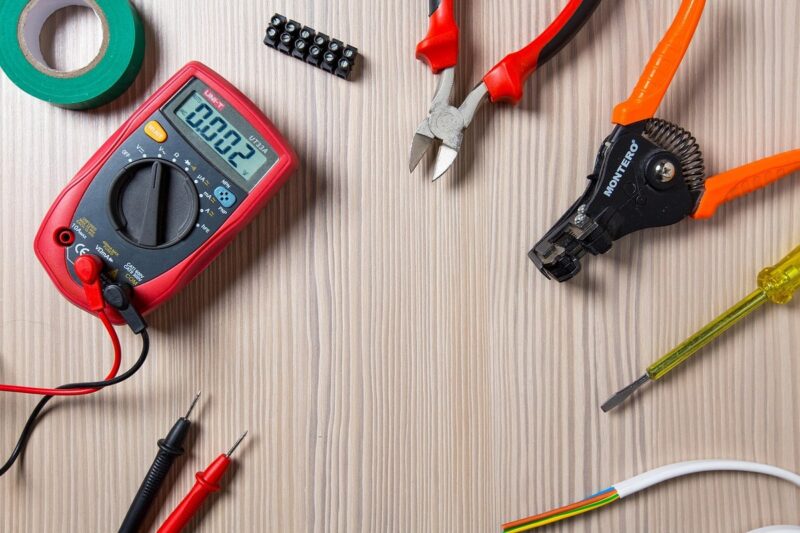 電気工事で使うテスターやペンチなどの工具