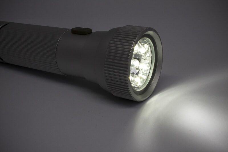 停電した部屋を照らすLED懐中電灯の光