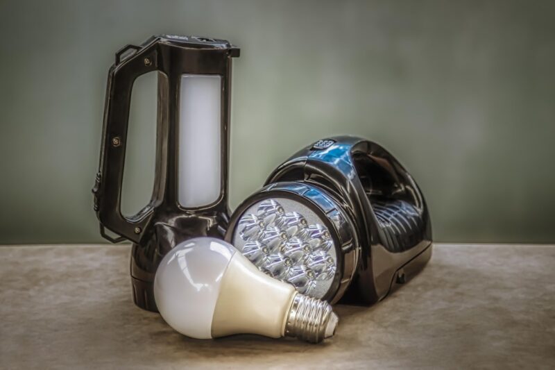 停電に備えて用意したLEDランタンと懐中電灯
