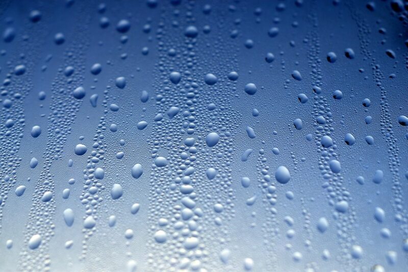 結露で水滴がびっしり付いた冬の窓ガラス