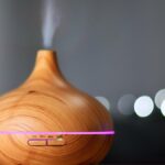 木目調の加湿器からミストが出ている様子